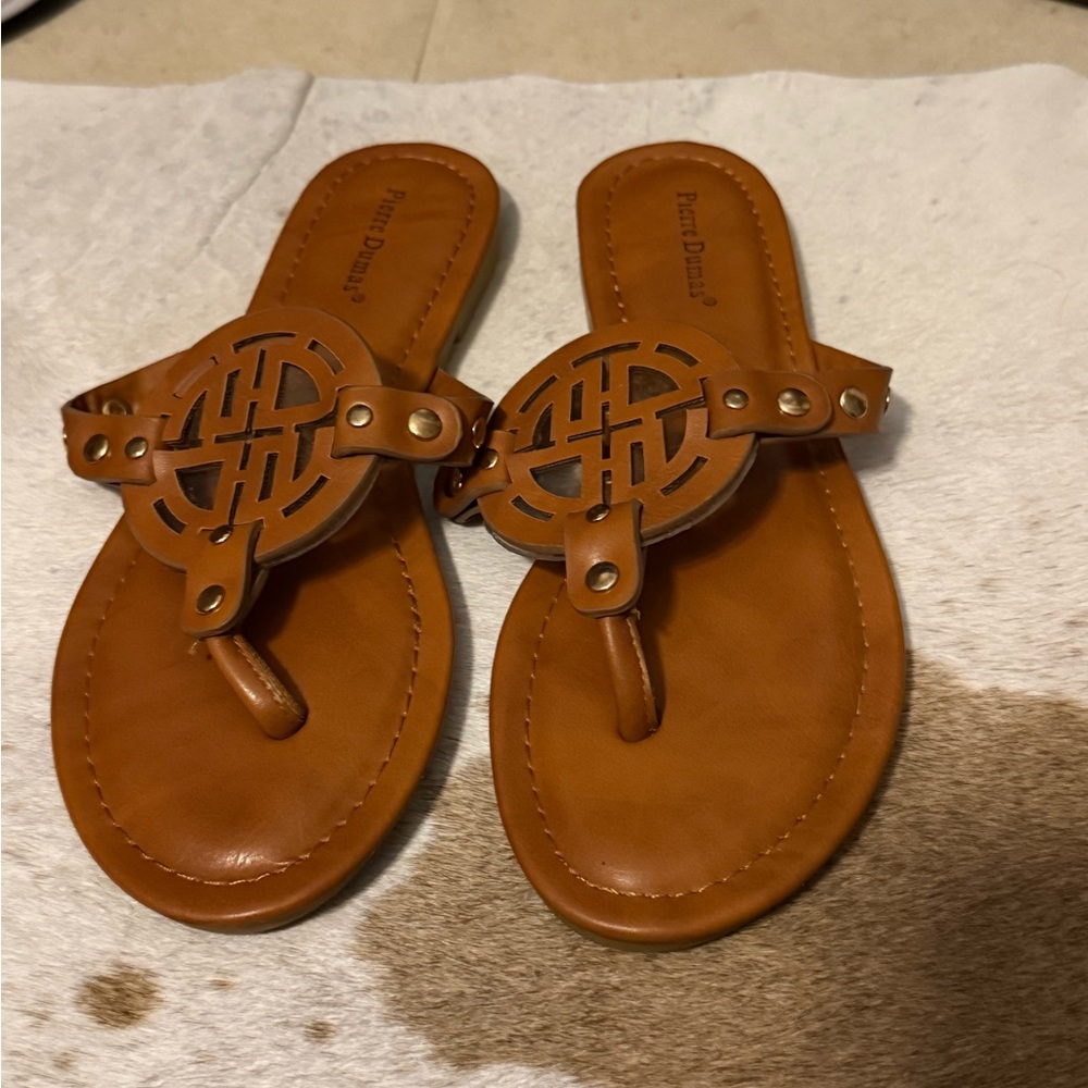 Tan Leather Circle-Accent Thong Sandals